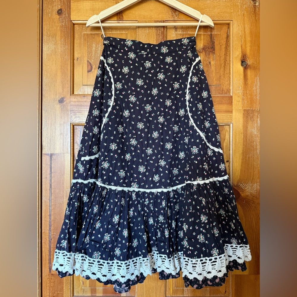 Vintage Gunne Sax skirt in black floral paisley and lace size 9
